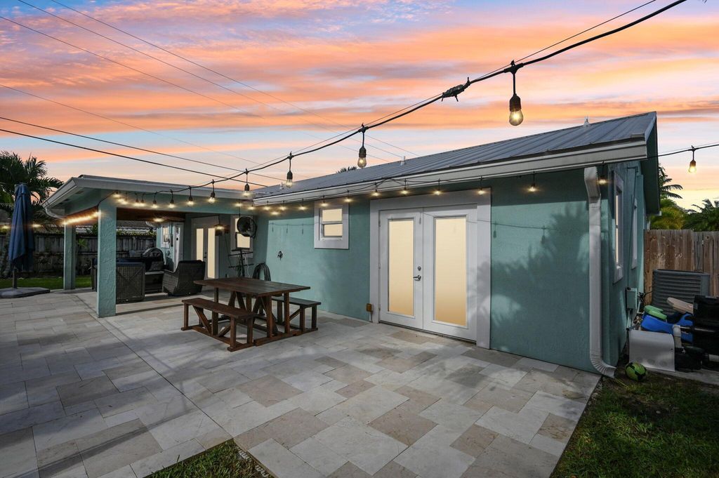 Photo of 405 E Whitney Drive, Jupiter, FL 33458 (MLS # R11111868)