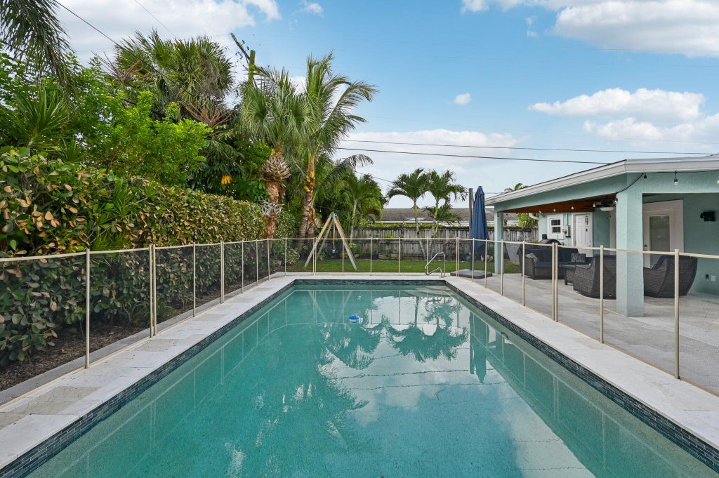 Photo of 405 E Whitney Drive, Jupiter, FL 33458 (MLS # R11111868)