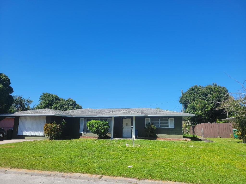 Photo of 2404 Holiday Court, Fort Pierce, FL 34982 (MLS # R11071302)