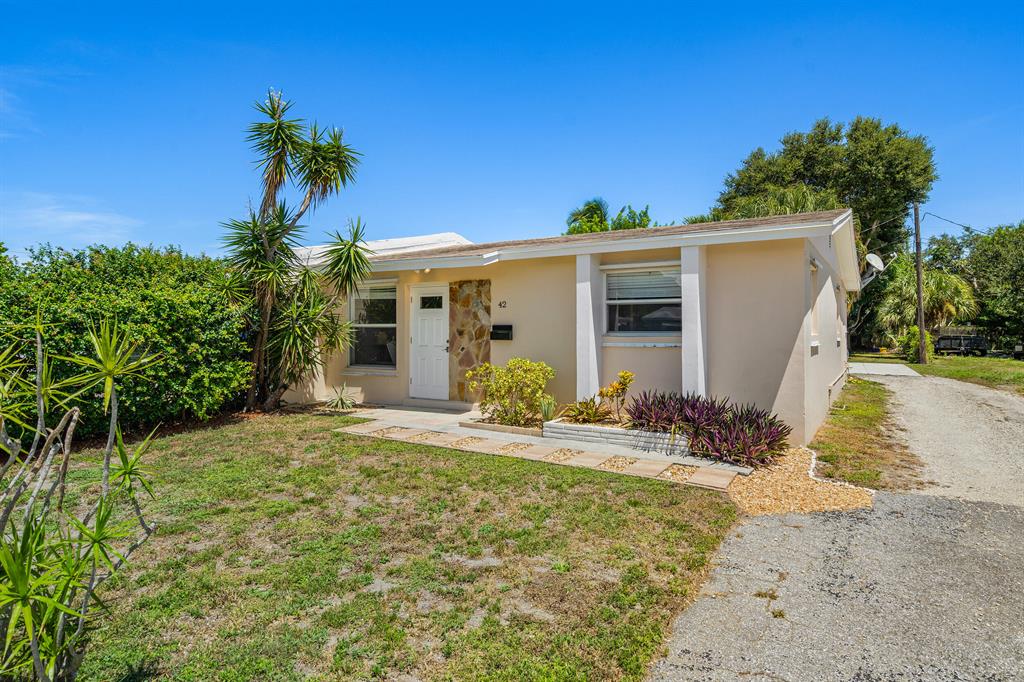 Adorable Villa located in beautiful North Palm Beach. Close to the beach, restaurants, shopping, and golf courses!