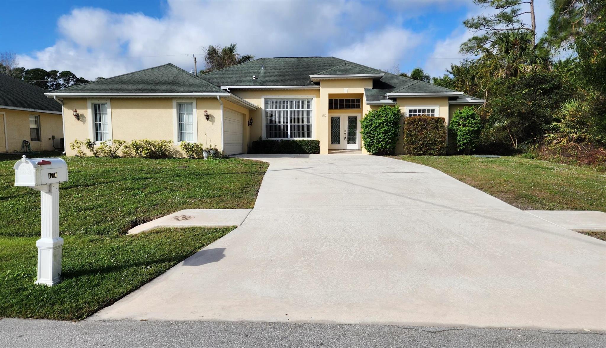 Lovely 4 bedroom 2 bath home in Port St. Lucie.