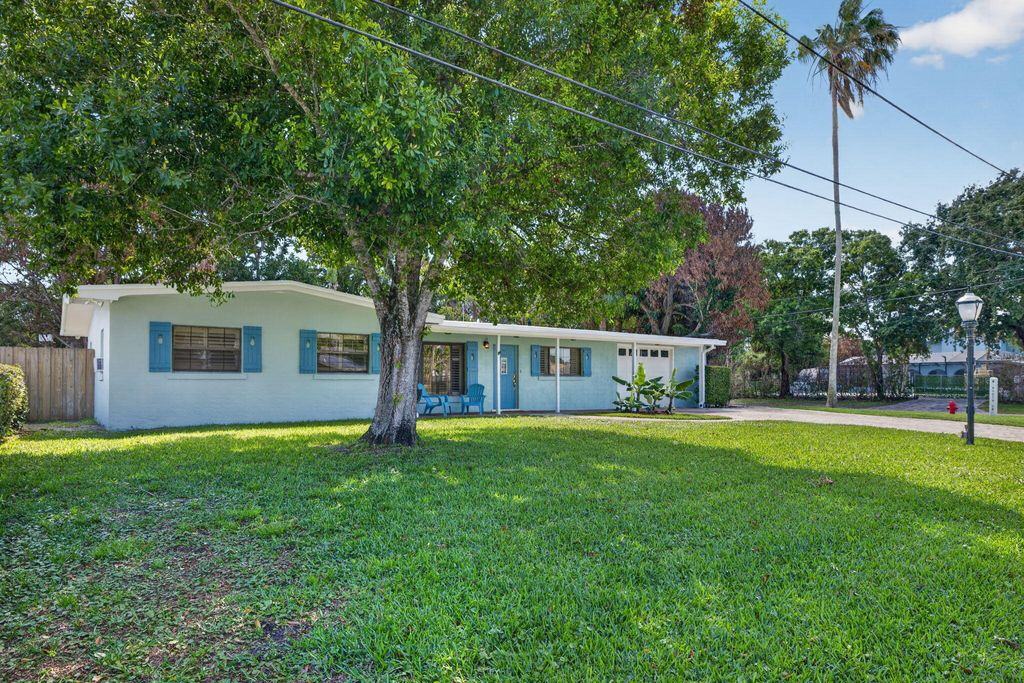 Photo of 3040 Summit Street, Fort Pierce, FL 34982 (MLS # B26019795)