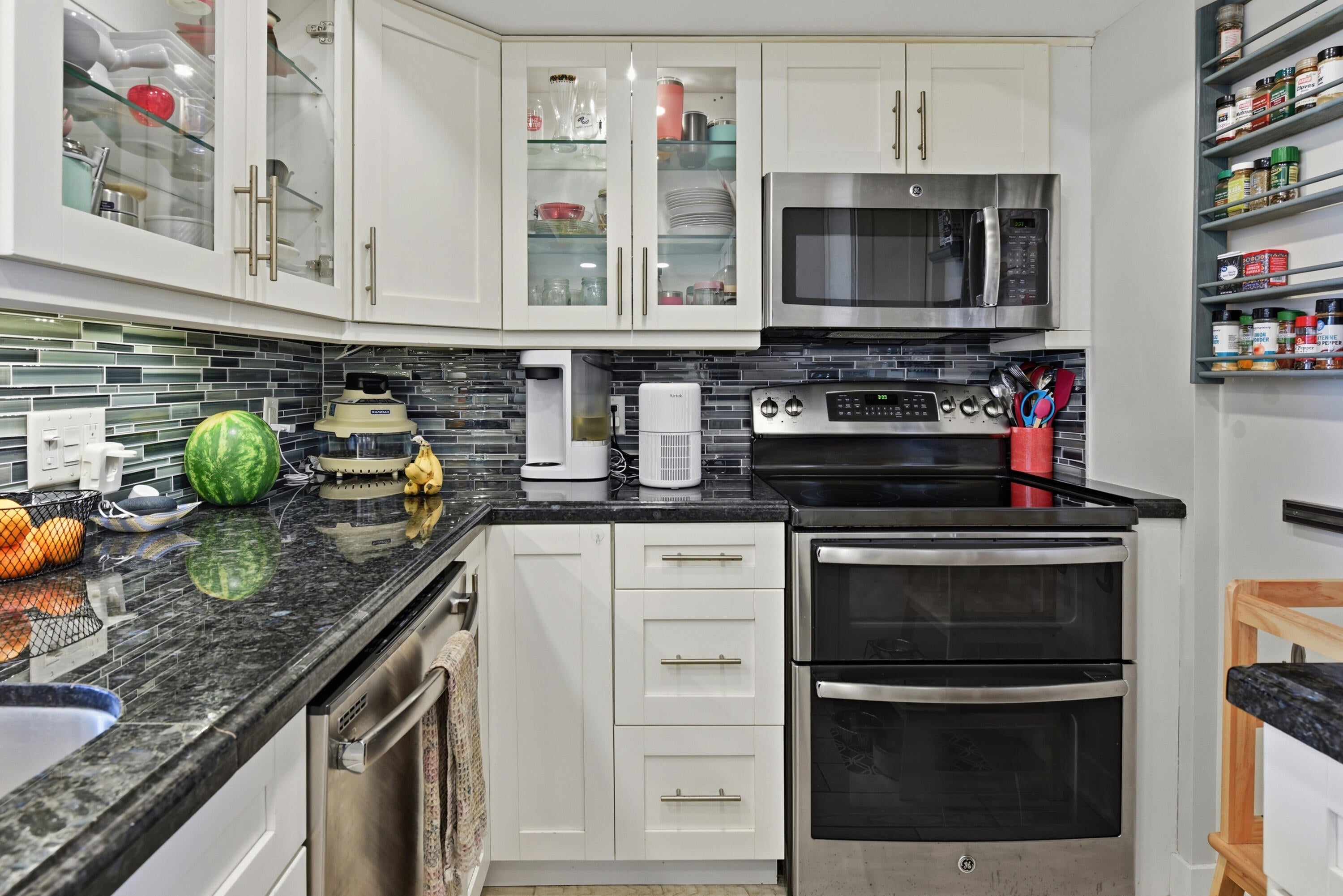 1000 RIVER REACH Drive 516