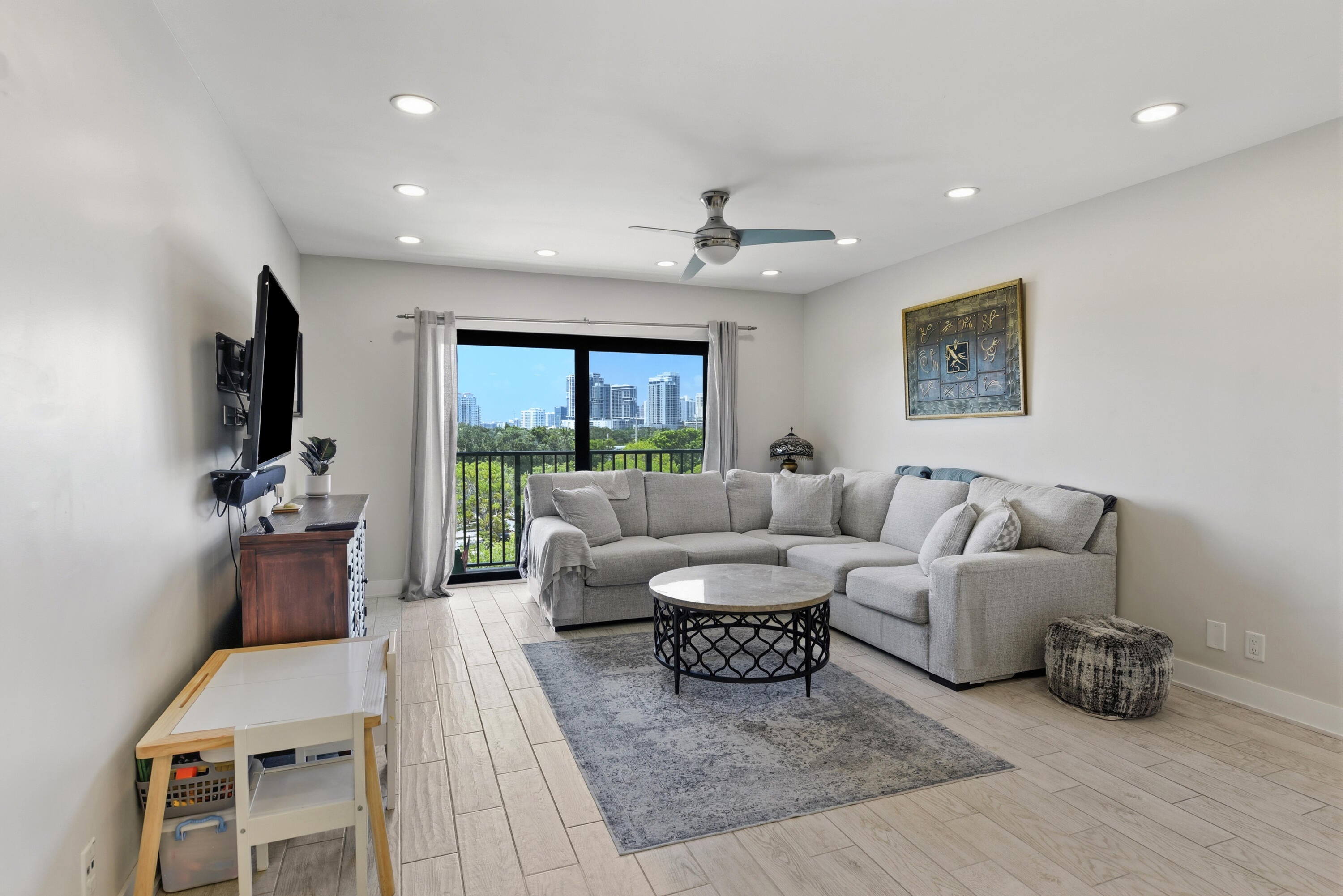 1000 RIVER REACH Drive 516