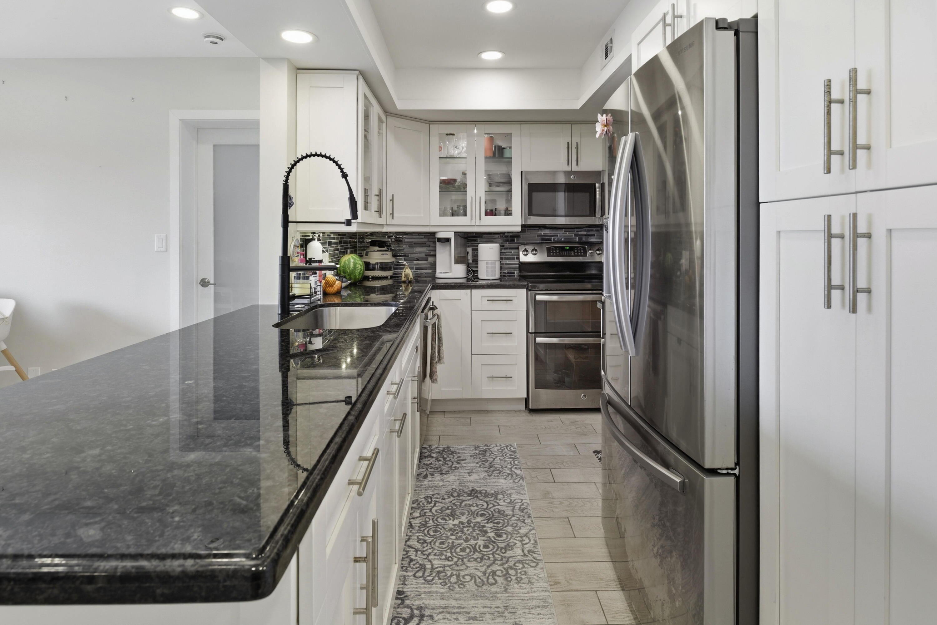 1000 RIVER REACH Drive 516