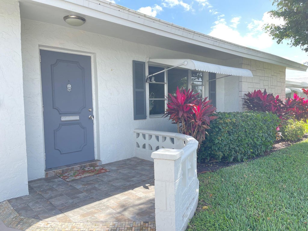 Photo of 1304 SW 15TH Street, Boynton Beach, FL 33426 (MLS # B26082168)