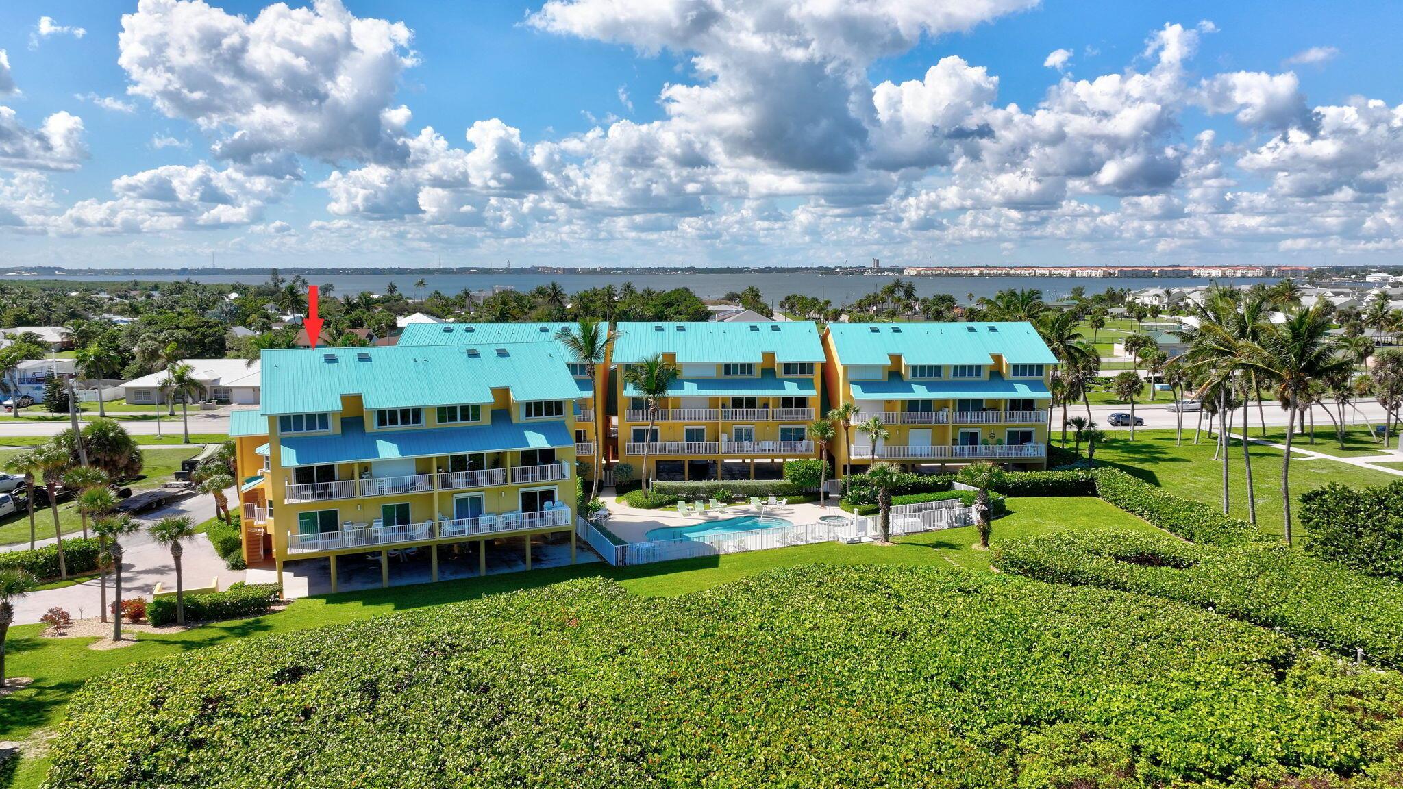 BEACH VILLAS ON HUTCHINSO - Residential
