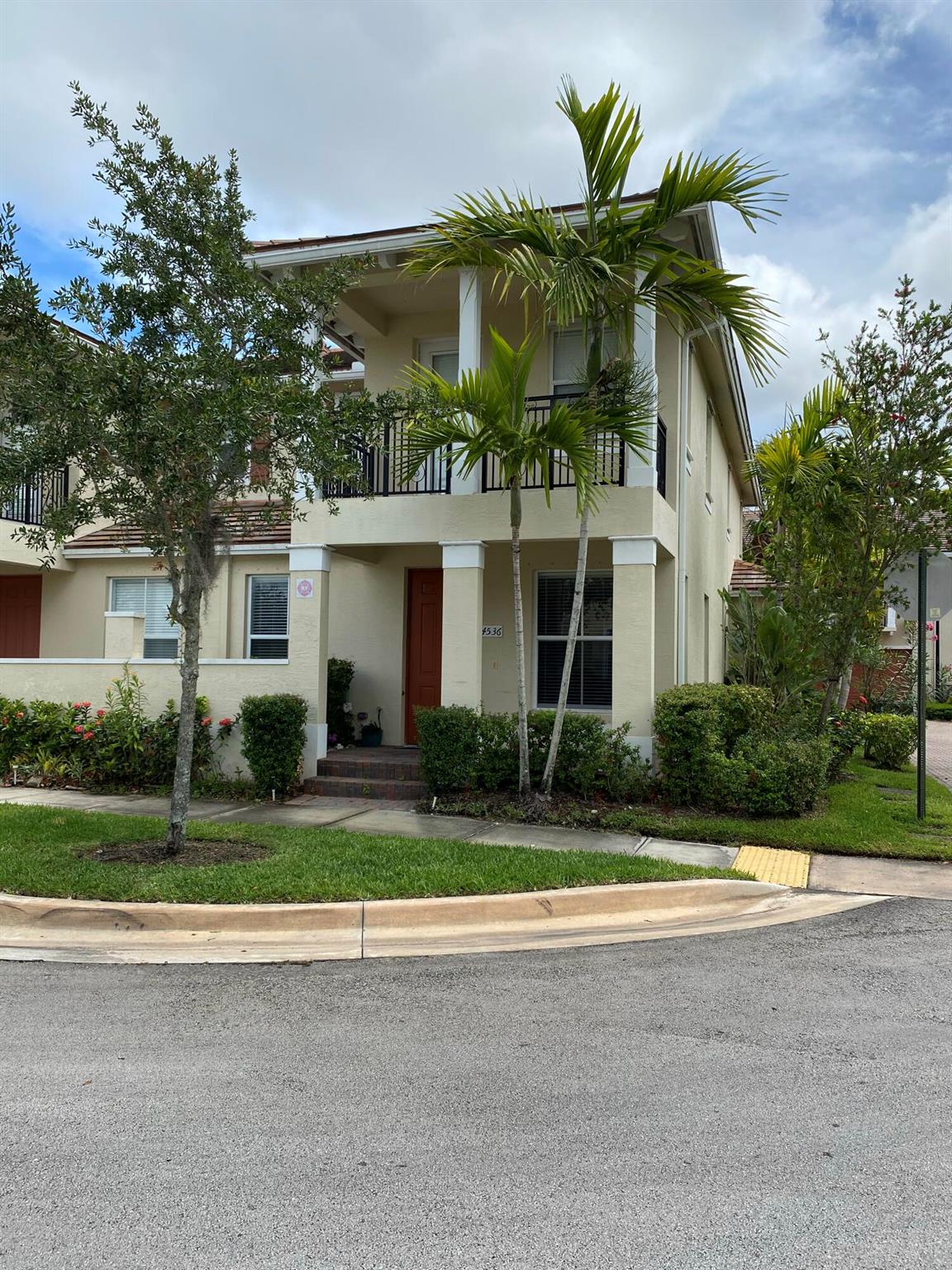 Immaculate Townhouse in Paloma Lakes. 3 Bed/ 2.5 Bath Unit is in move-ready condition.