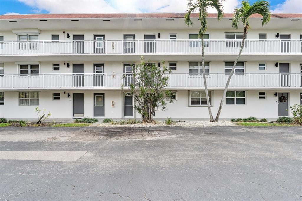 Welcome to your perfect retreat at 4025 N Federal Highway, Oakland Park! This charming 1-bedroom, 1.5-bath condo offers comfort, convenience, and a taste of the South Florida lifestyle. Enjoy a spacious living area, a kitchen with plenty of storage, and a bright bedroom with generous closet space. Relax on your screened patio with peaceful views of the pool and park. Ideally located near shopping, dining, and the beach -- and just 10 minutes from vibrant Las Olas Blvd.
