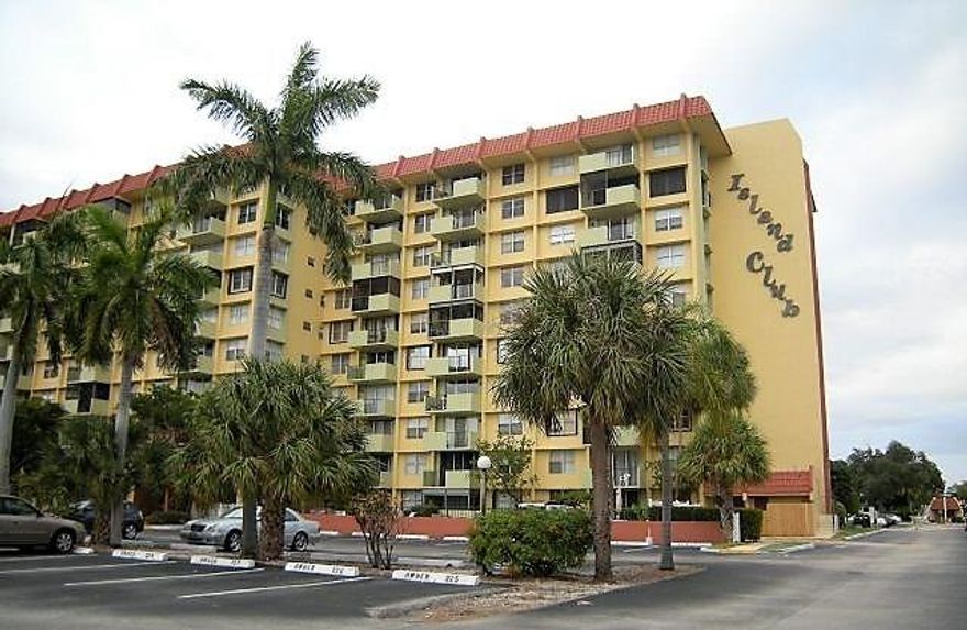 Gorgeous and updated large one bedroom condo. Best unit in the building, clean and cozy with great views from screened patio. Laminate floor throughout and newer appliances. Building’s private pool plus community pool and cabanas. Clubhouse, gym and recreational area. Gated community.