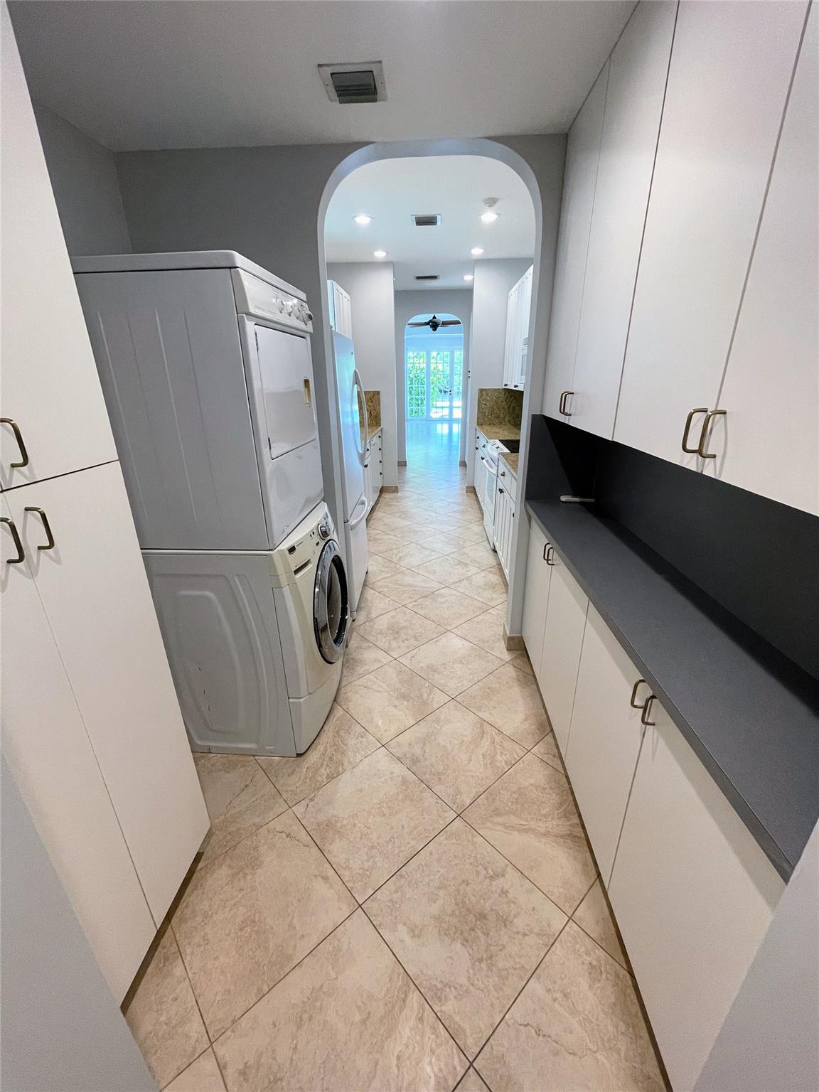 LAUDERDALE PARK - Residential Income