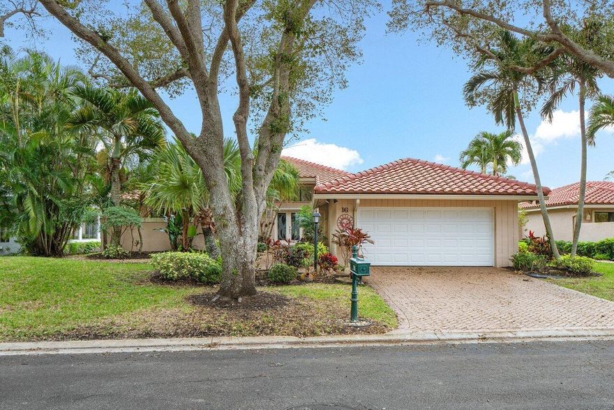 Beautiful 3 Bedroom 3 Bath home with golf vistas in a park like setting.  Renovated kitchen with all new appliances. Large extension invites you into a great den/entertainment room. Directly across from the Oaks Satellite pool.