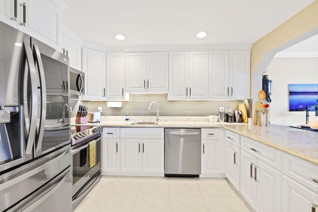 Photo of 801 Palm Trail #9, Delray Beach, FL 33483 (MLS # R11012174)