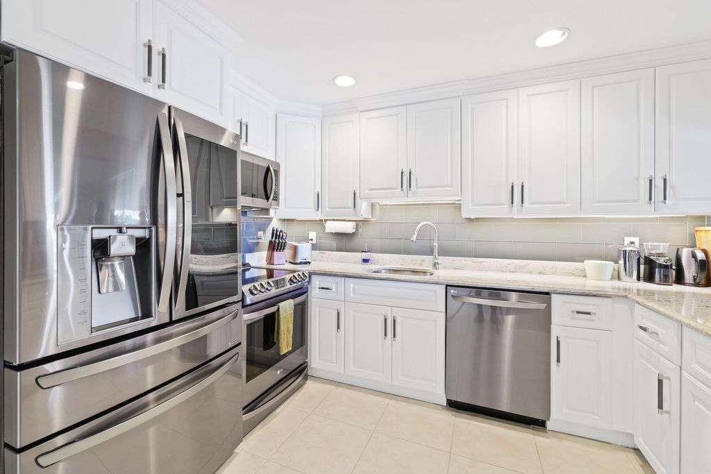 Photo of 801 Palm Trail #9, Delray Beach, FL 33483 (MLS # R11012174)