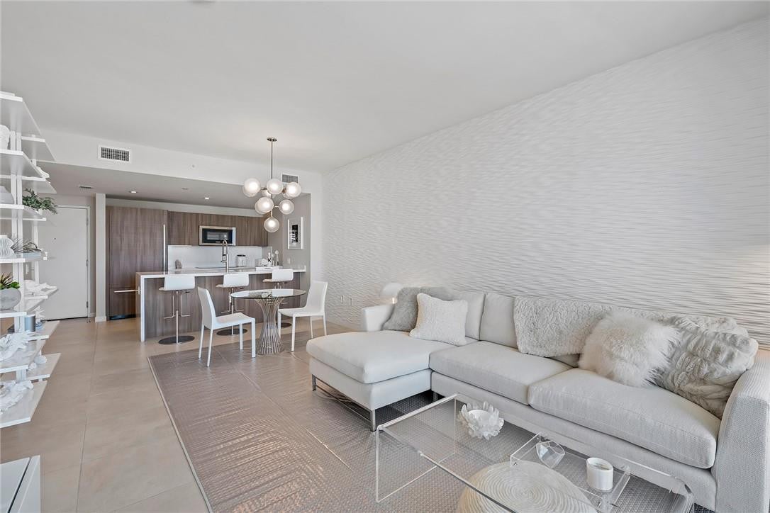 401 N BIRCH Road 609