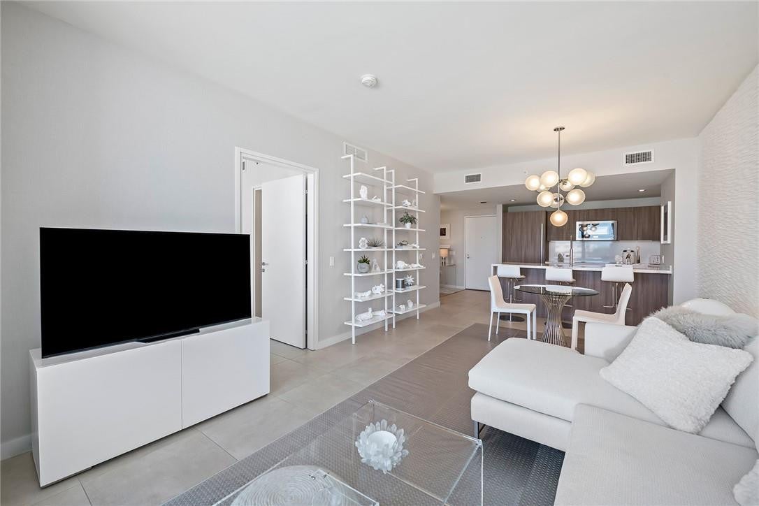 401 N BIRCH Road 609