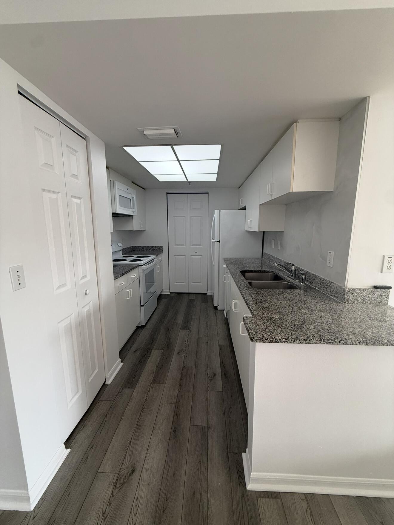 100 Crestwood Ct Court N 111