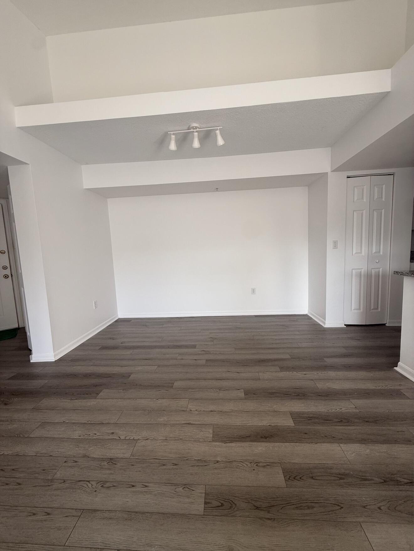 100 Crestwood Ct Court N 111