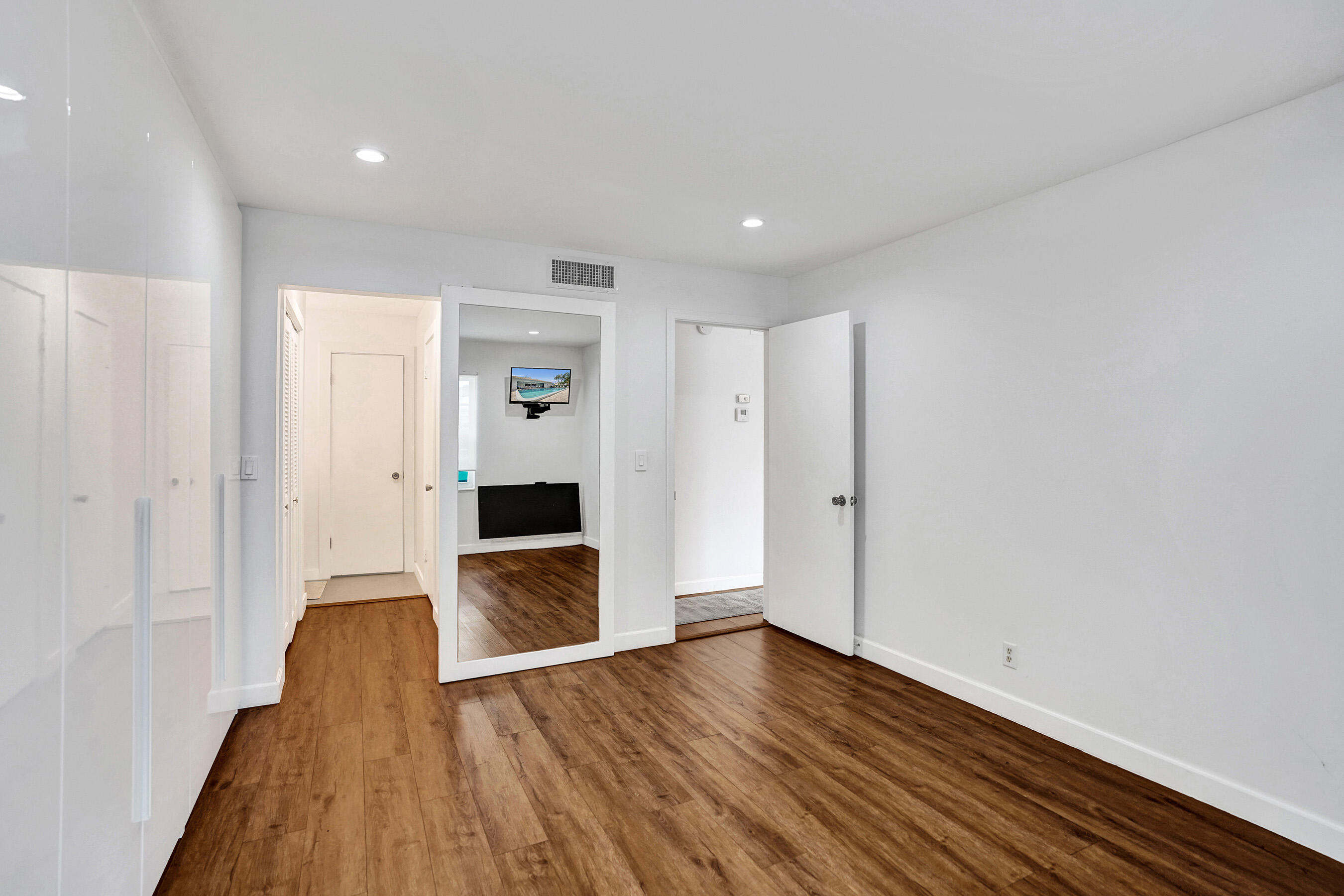 BAY COLONY CLUB CONDO - Residential Lease