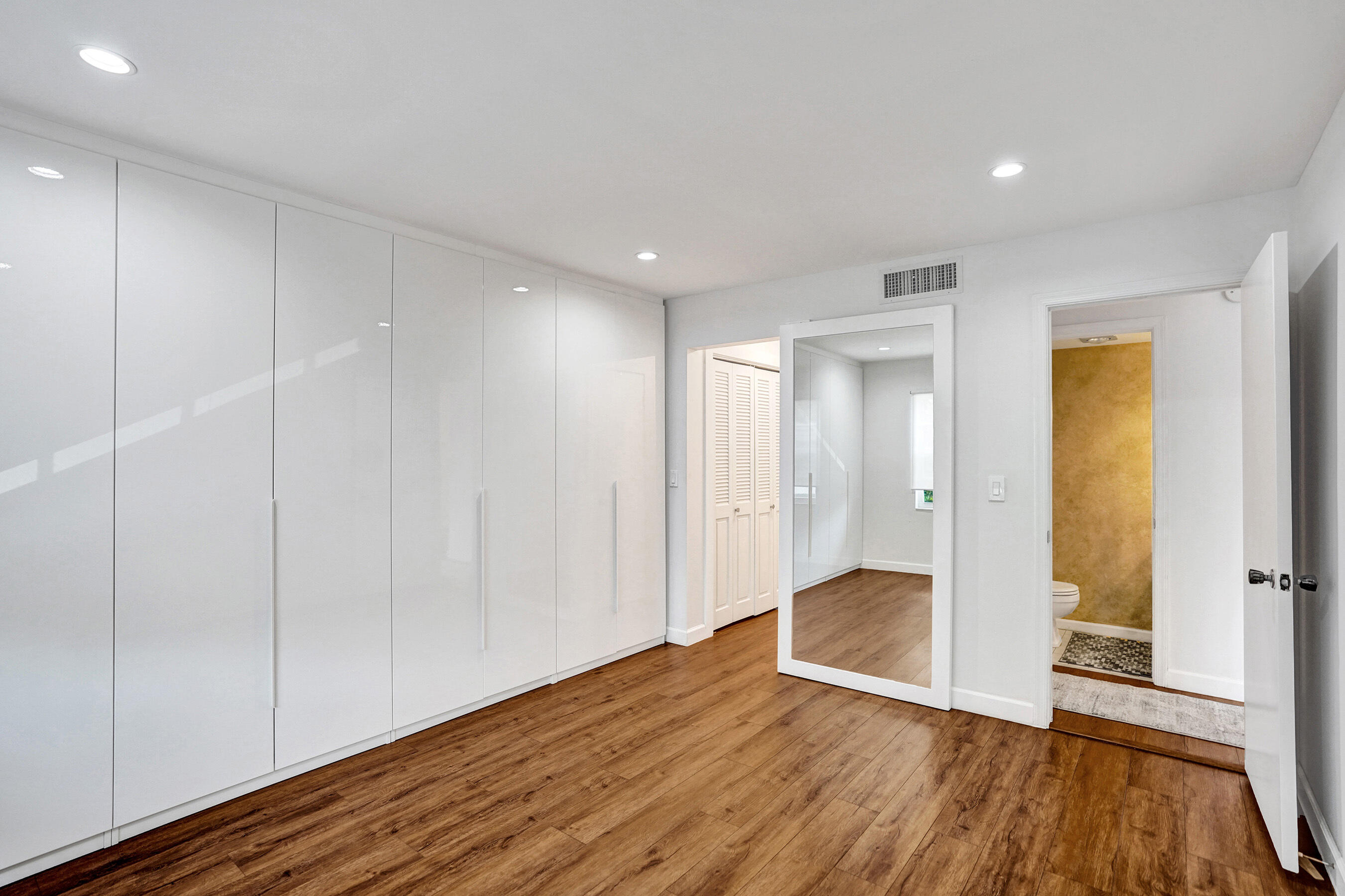 BAY COLONY CLUB CONDO - Residential Lease