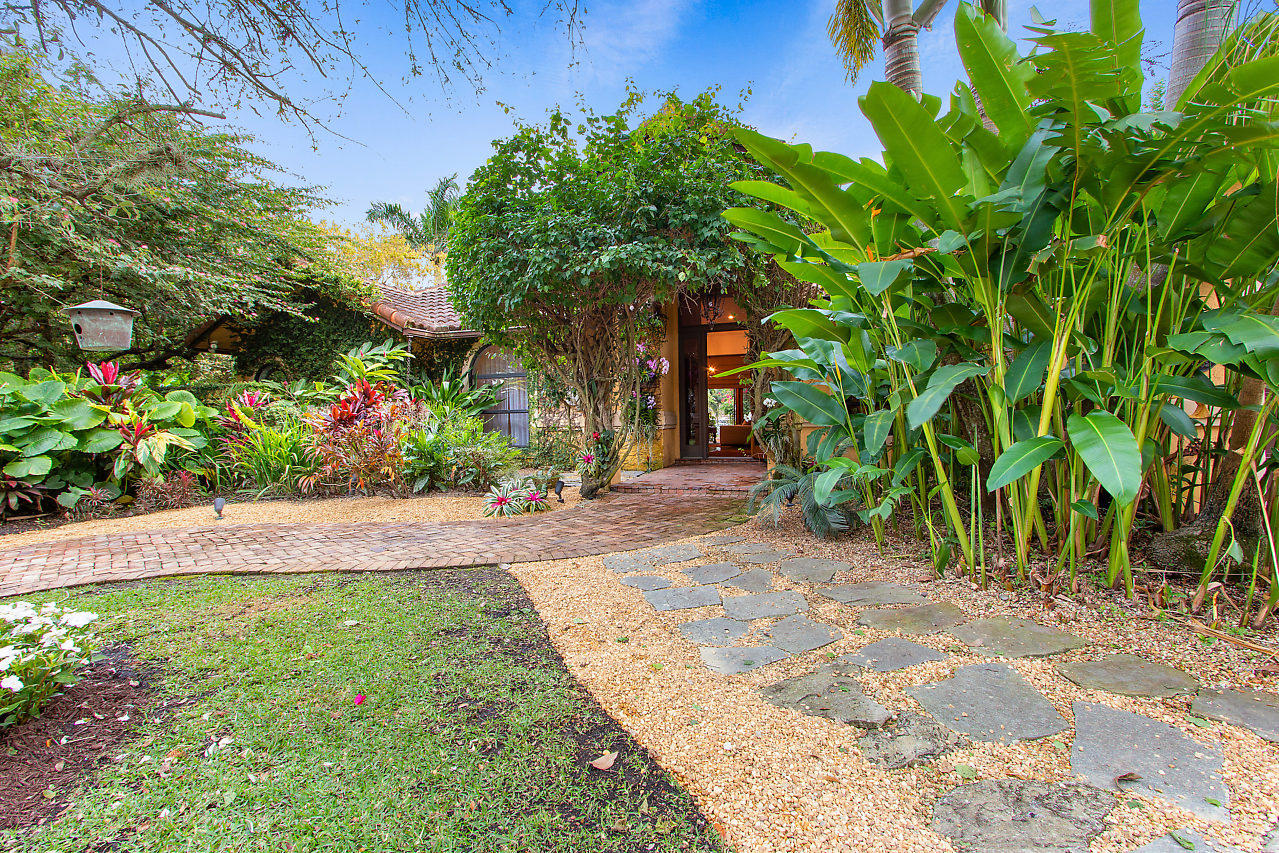 SADDLE TRAIL PARK OF WELL - Residential