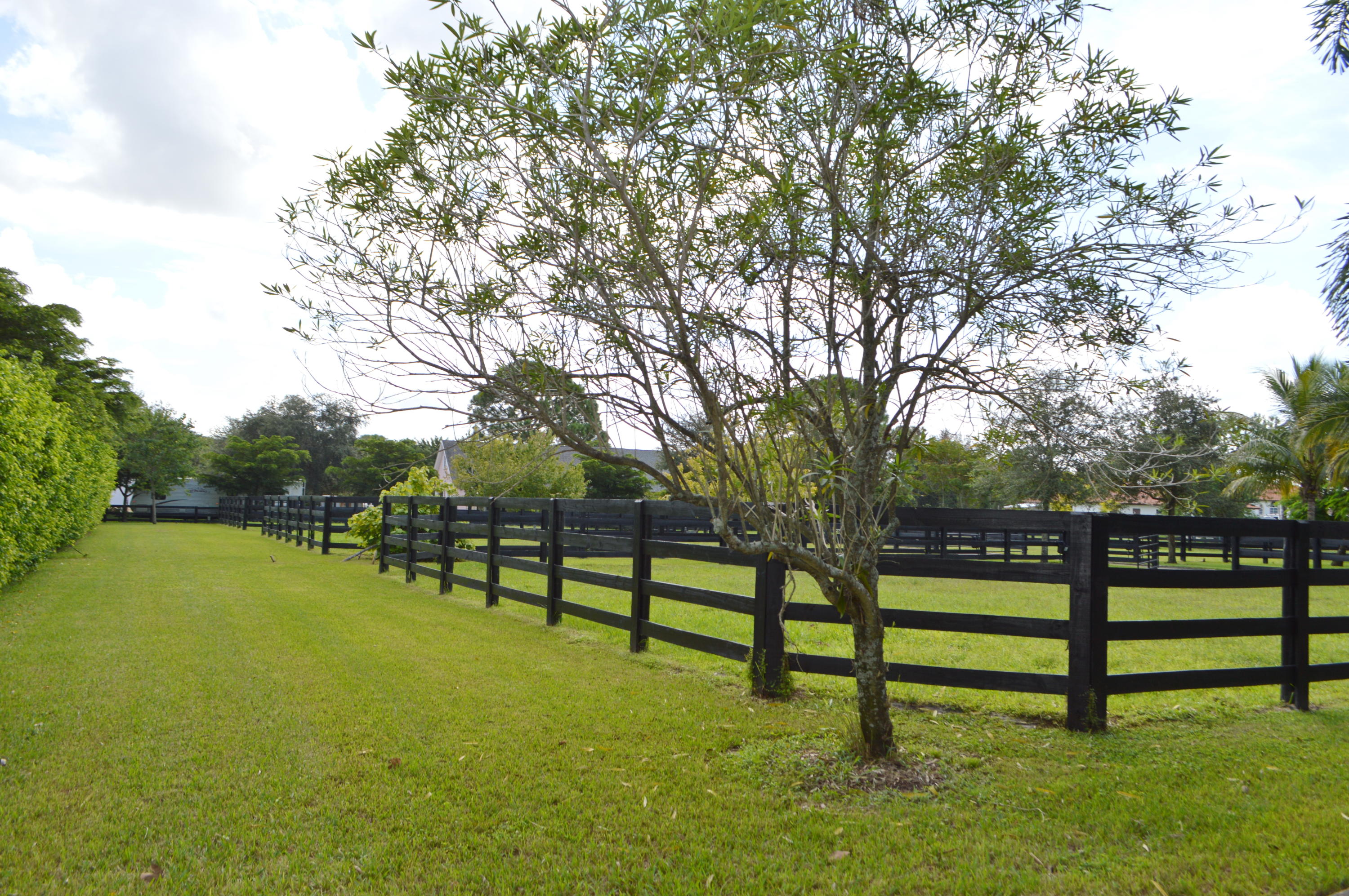 SADDLE TRAIL PARK OF WELL - Residential
