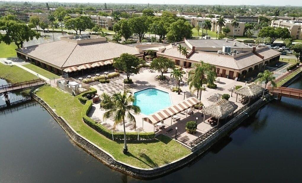 SUNRISE LAKES PHASE 3. - Residential