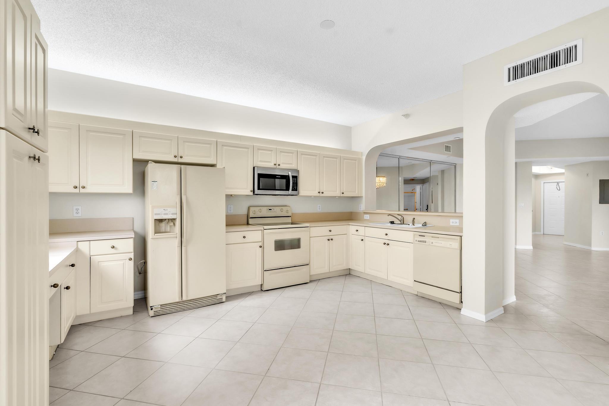 SOUTHAMPTON CONDOMINIUM J - Residential