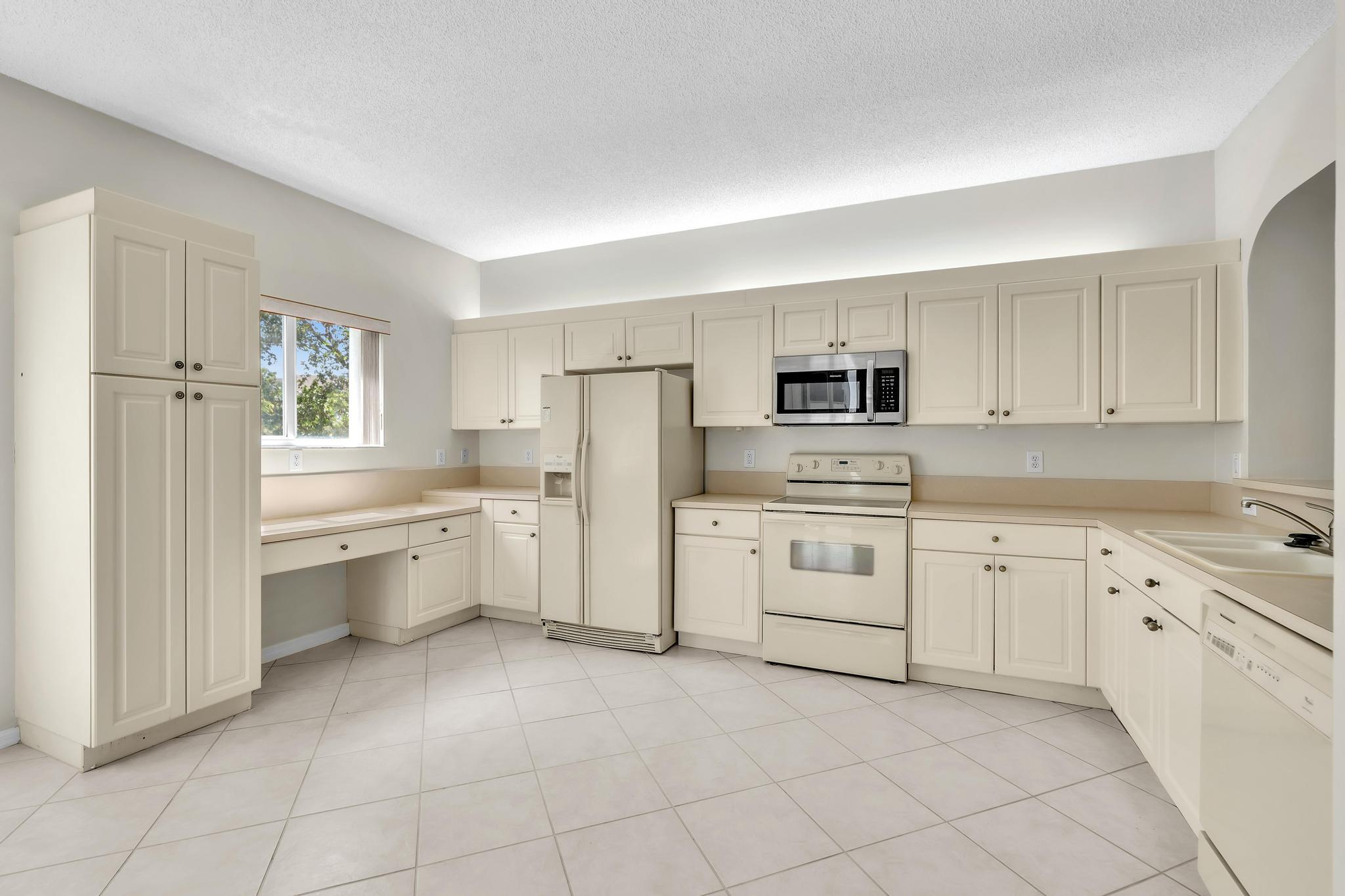 SOUTHAMPTON CONDOMINIUM J - Residential