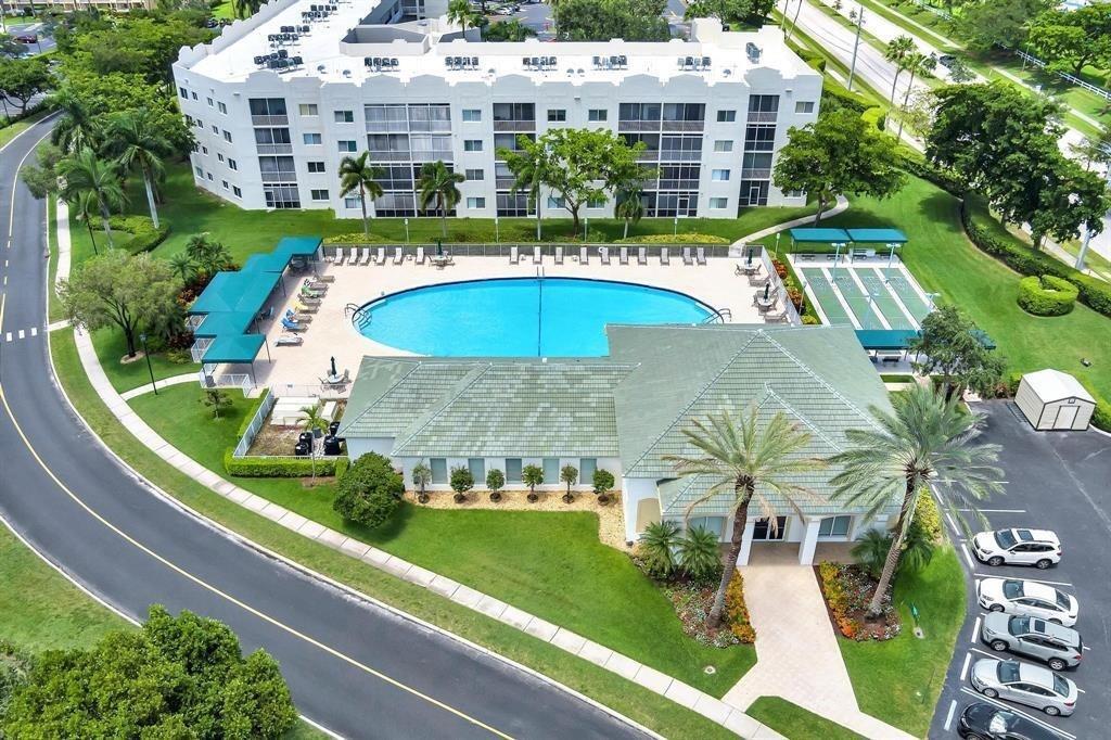 SOUTHAMPTON CONDOMINIUM J - Residential