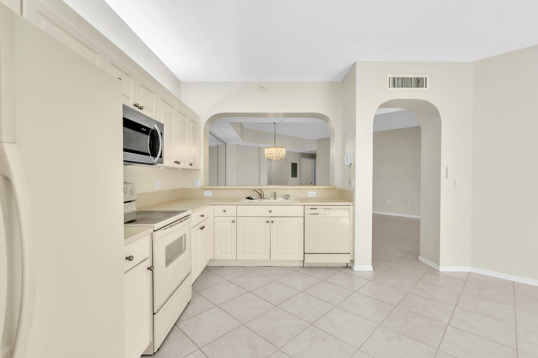 SOUTHAMPTON CONDOMINIUM J - Residential