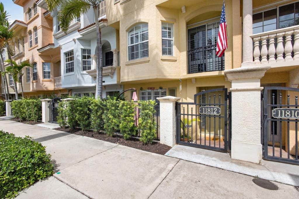 Photo of 11812 Valencia Gardens Avenue, Palm Beach Gardens, FL 33410 (MLS # B26057675)