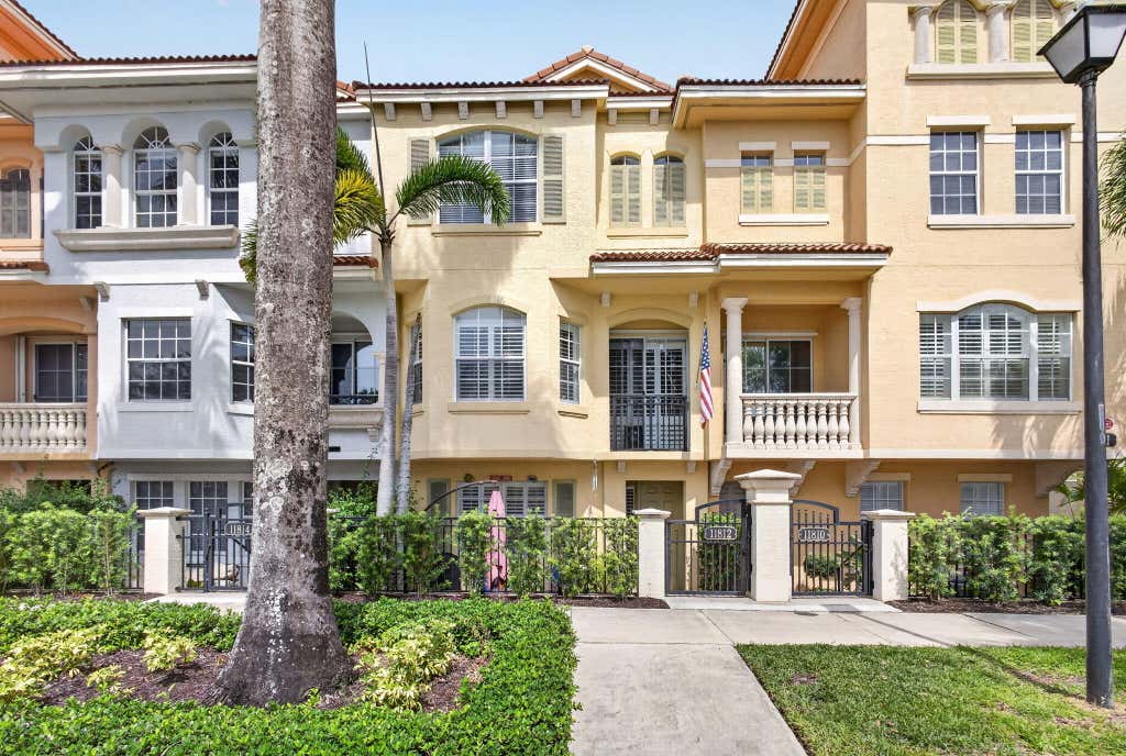 Photo of 11812 Valencia Gardens Avenue, Palm Beach Gardens, FL 33410 (MLS # B26057675)