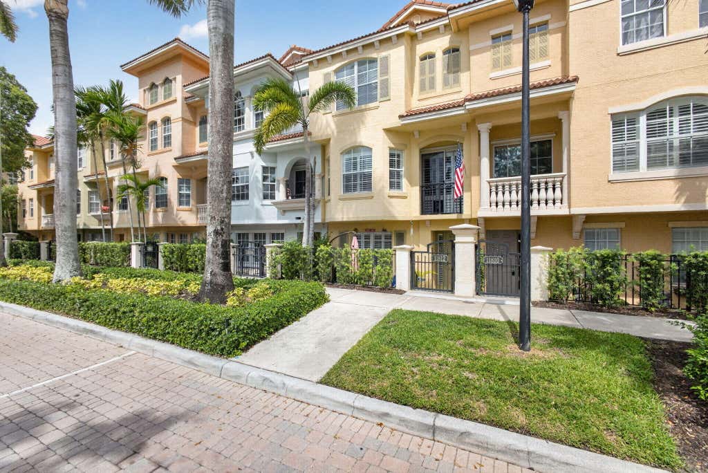 Photo of 11812 Valencia Gardens Avenue, Palm Beach Gardens, FL 33410 (MLS # B26057675)