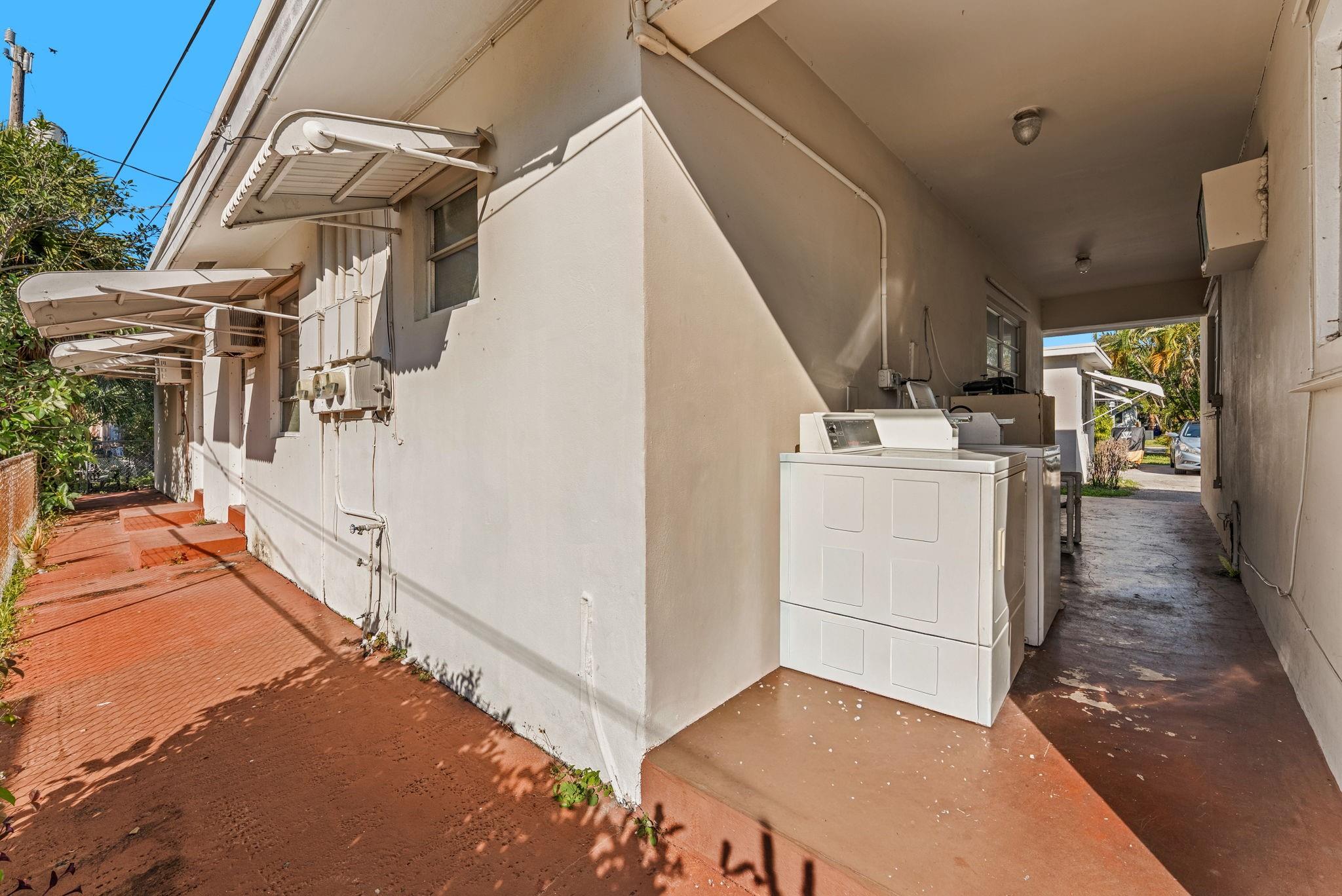 Hollywood Lawns 2-58 B - Residential Lease