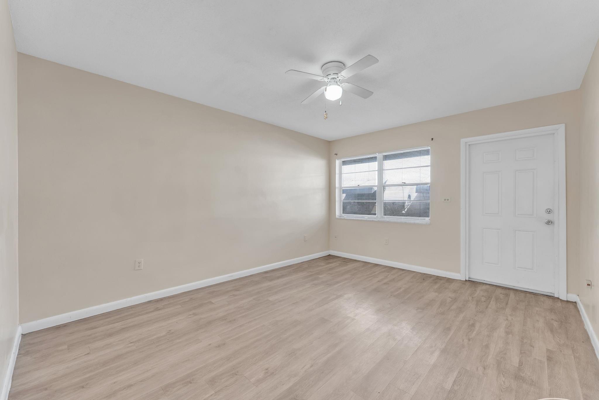 Hollywood Lawns 2-58 B - Residential Lease