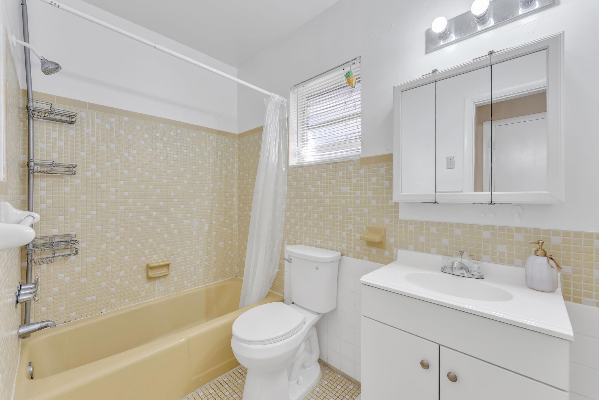 Hollywood Lawns 2-58 B - Residential Lease