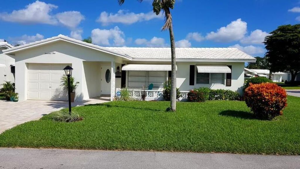 Photo of 1001 SW 3rd Way, Boynton Beach, FL 33426 (MLS # R10757673)
