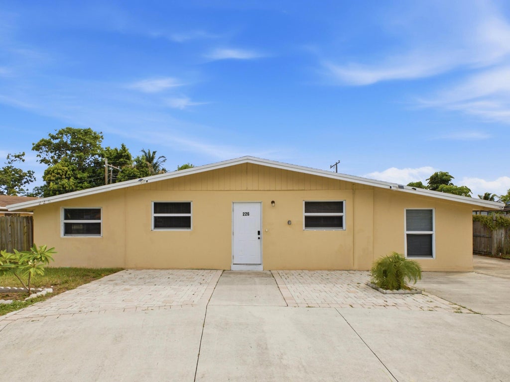 Photo of 226 E Gateway Boulevard, Boynton Beach, FL 33435 (MLS # B26069502)