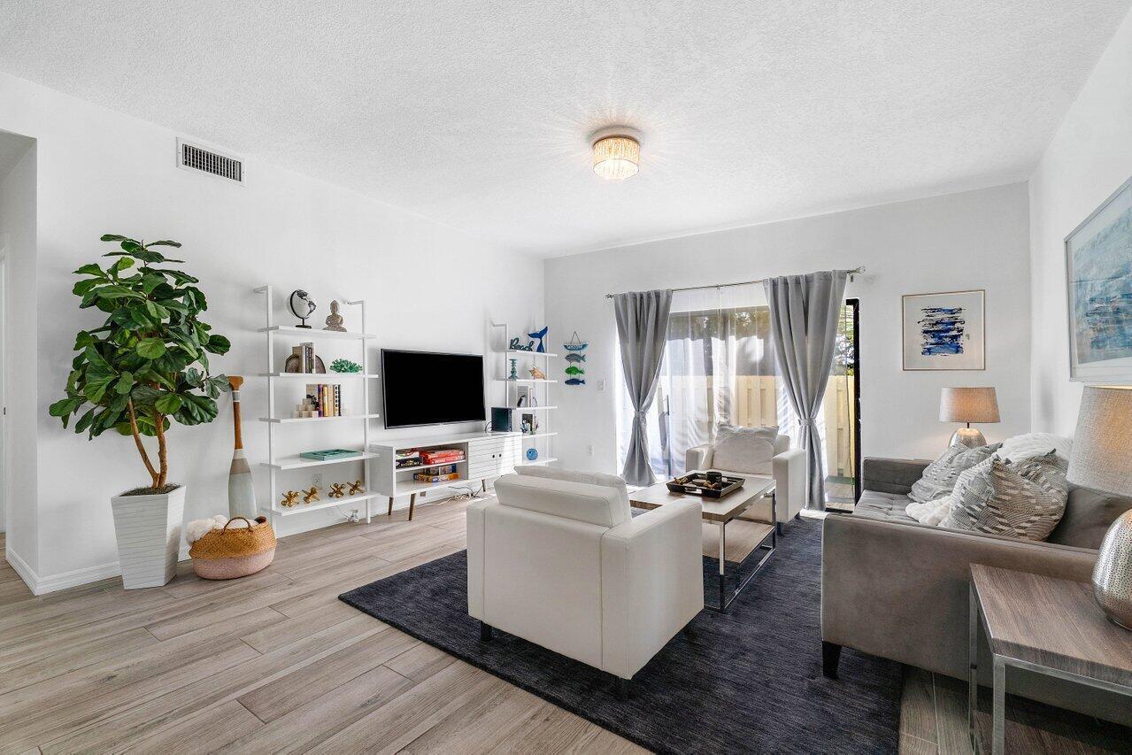 820 Bella Vista Court S 20