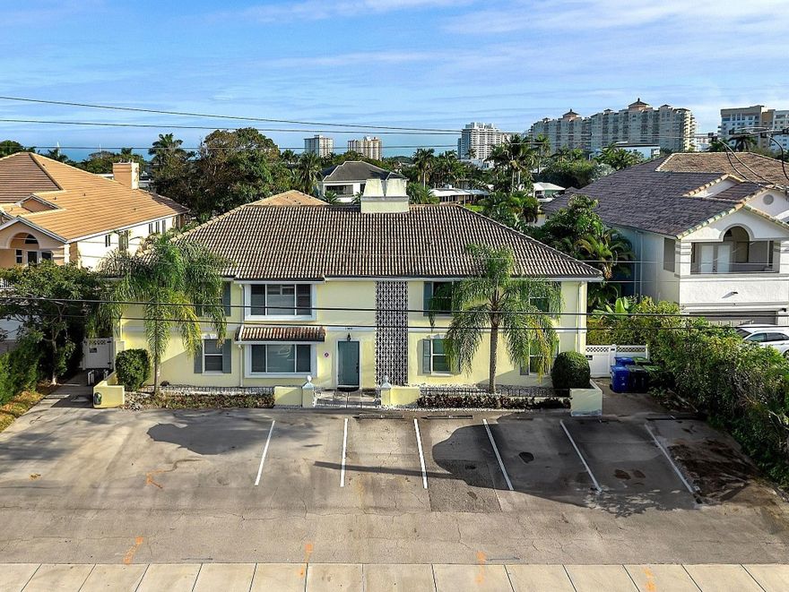 !!Price reduction!!Perfectly tropical "beach house" style condo directly on the Intracoastal Waterway. Property located .2 miles from Bayview Park and Boat Launching area.  Watch boat parade short distance from home! Only .3 miles from Galleria Mall and Publix shopping center. Short distance to beach, approximately 1 mile.  Bike lanes and sidewalks for very scenic Bayview Drive right outside your door. Restaurants, entertainment, parks and waterways surround you. Hugh Birch State Park on way to beach. Very cozy and welcoming home in small condo community surrounded by multi-million dollar homes. Shown by appointment with reasonable notice.