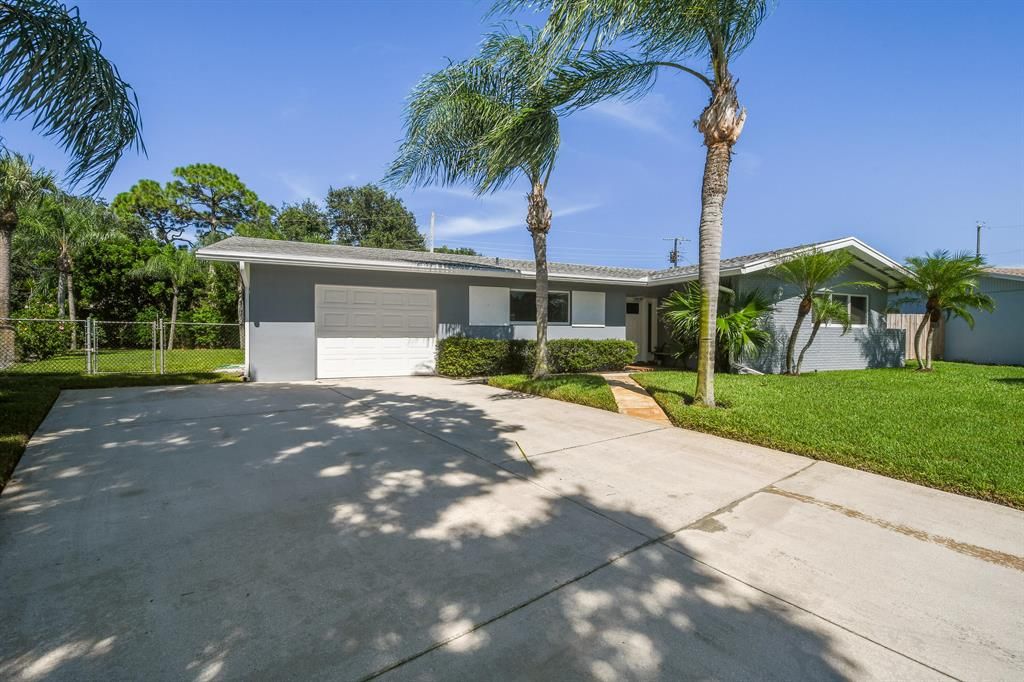 Photo of 28 Ridgewood Circle, Tequesta, FL 33469 (MLS # R10735993)