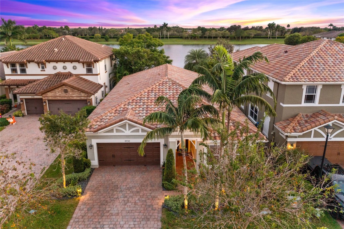 MIRA LAGO - Residential