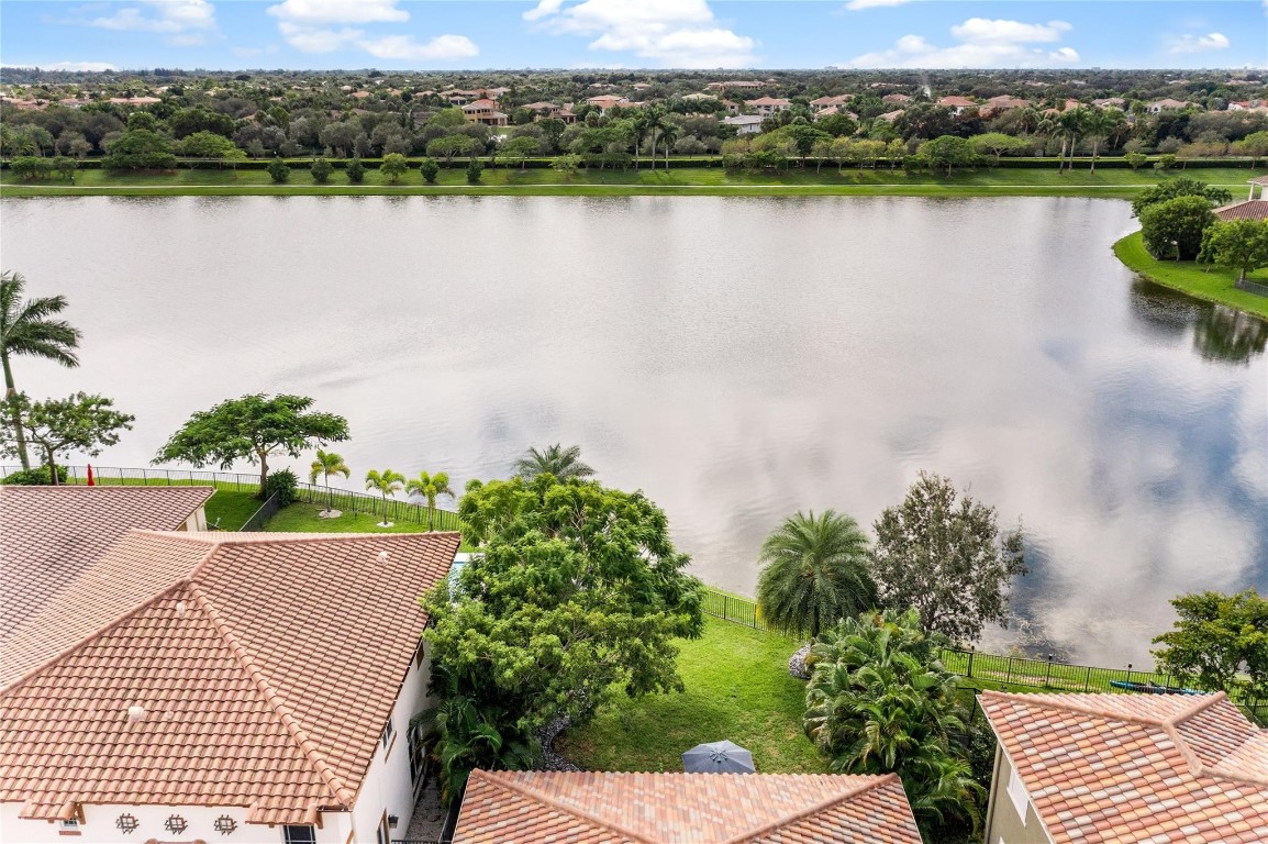 MIRA LAGO - Residential