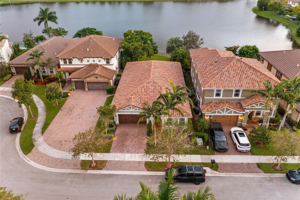 MIRA LAGO - Residential