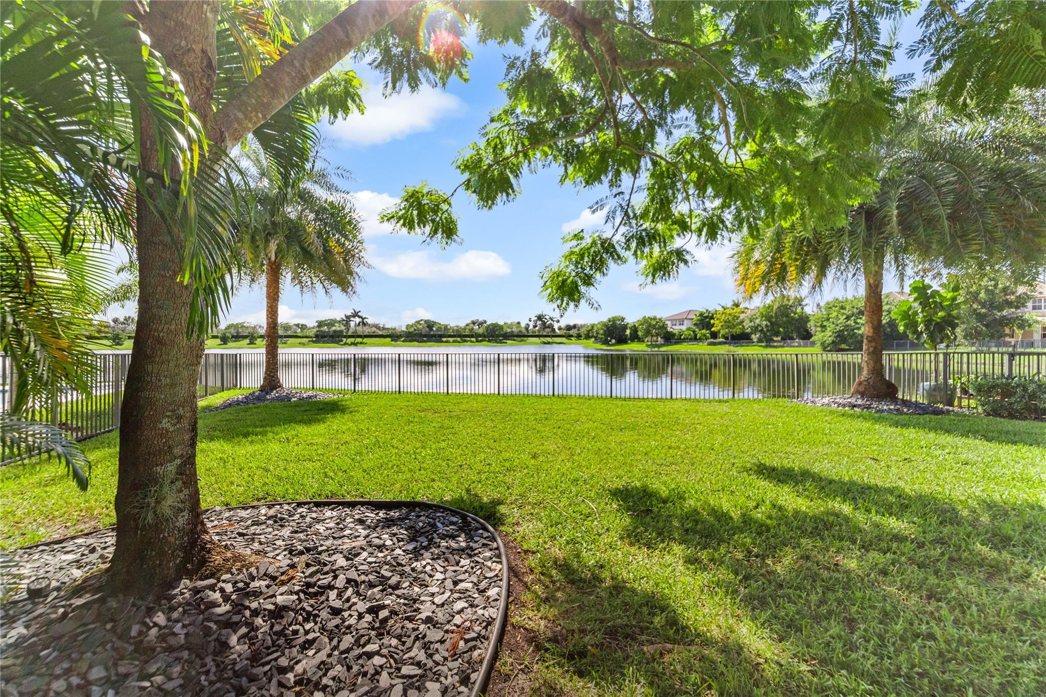 MIRA LAGO - Residential