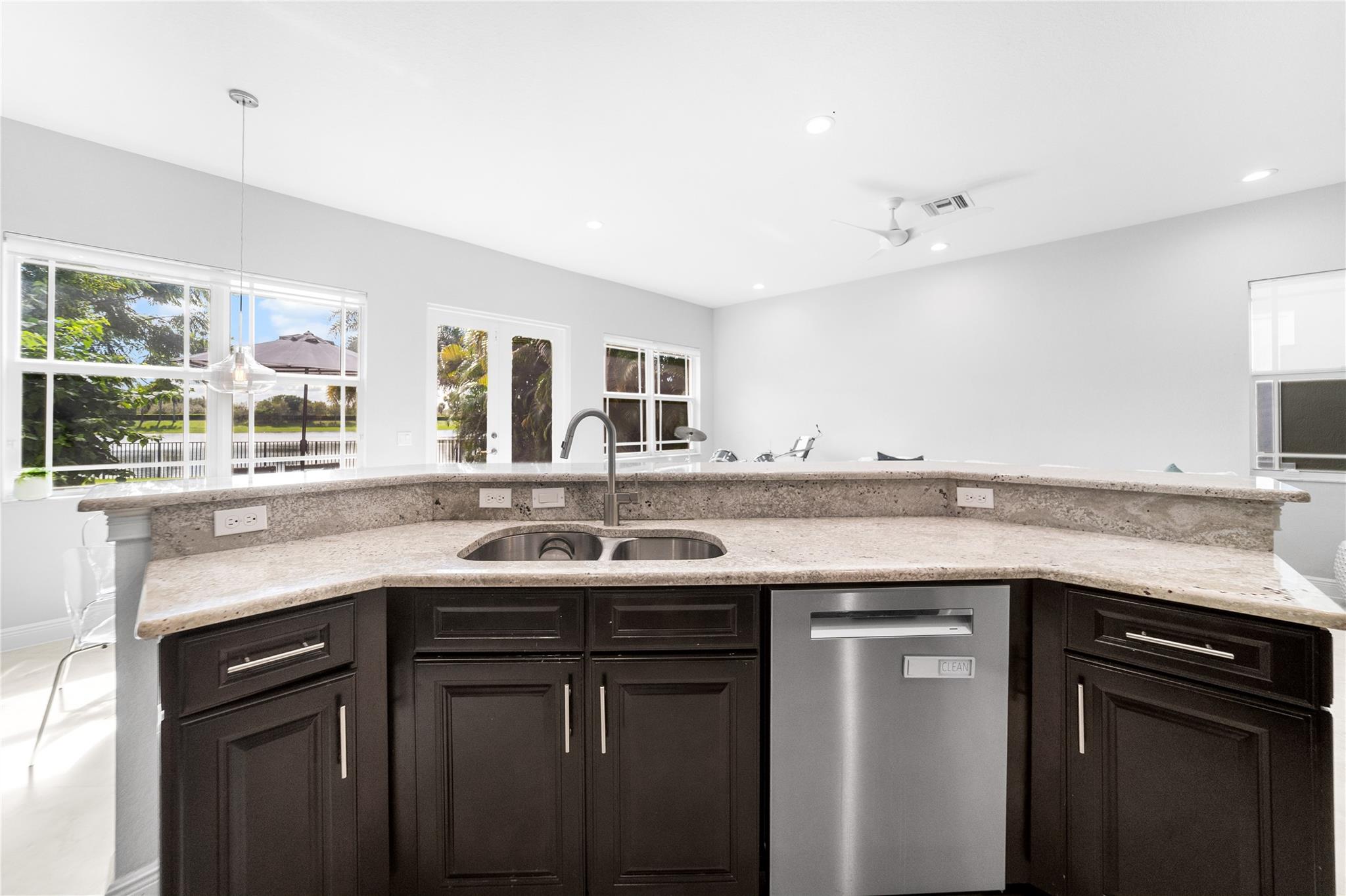 MIRA LAGO - Residential