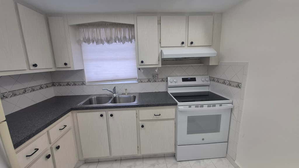 Photo of 2805 Crosley Drive E #Apt E, West Palm Beach, FL 33415 (MLS # B26029679)