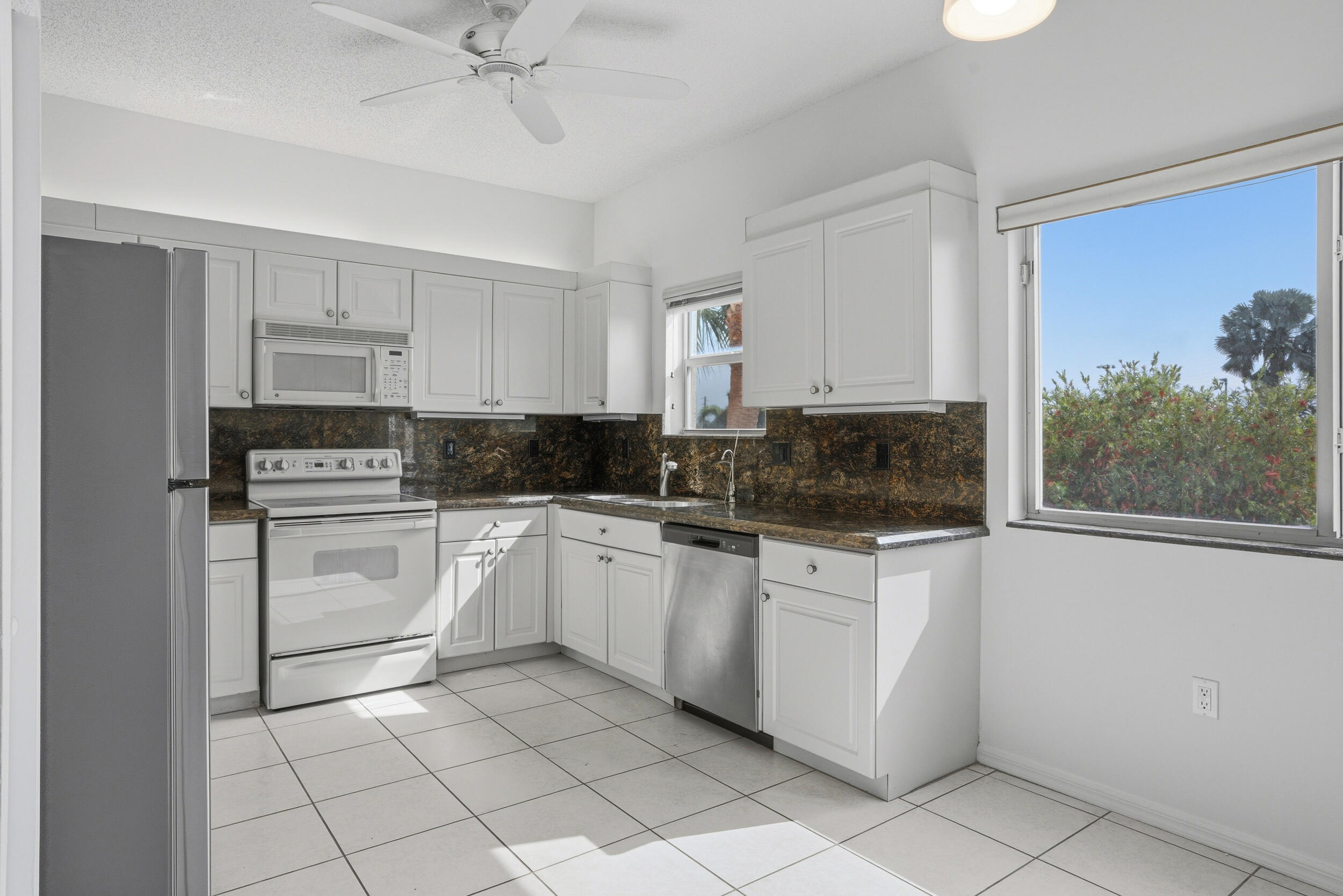 SOUTHAMPTON CONDOMINIUM - Residential