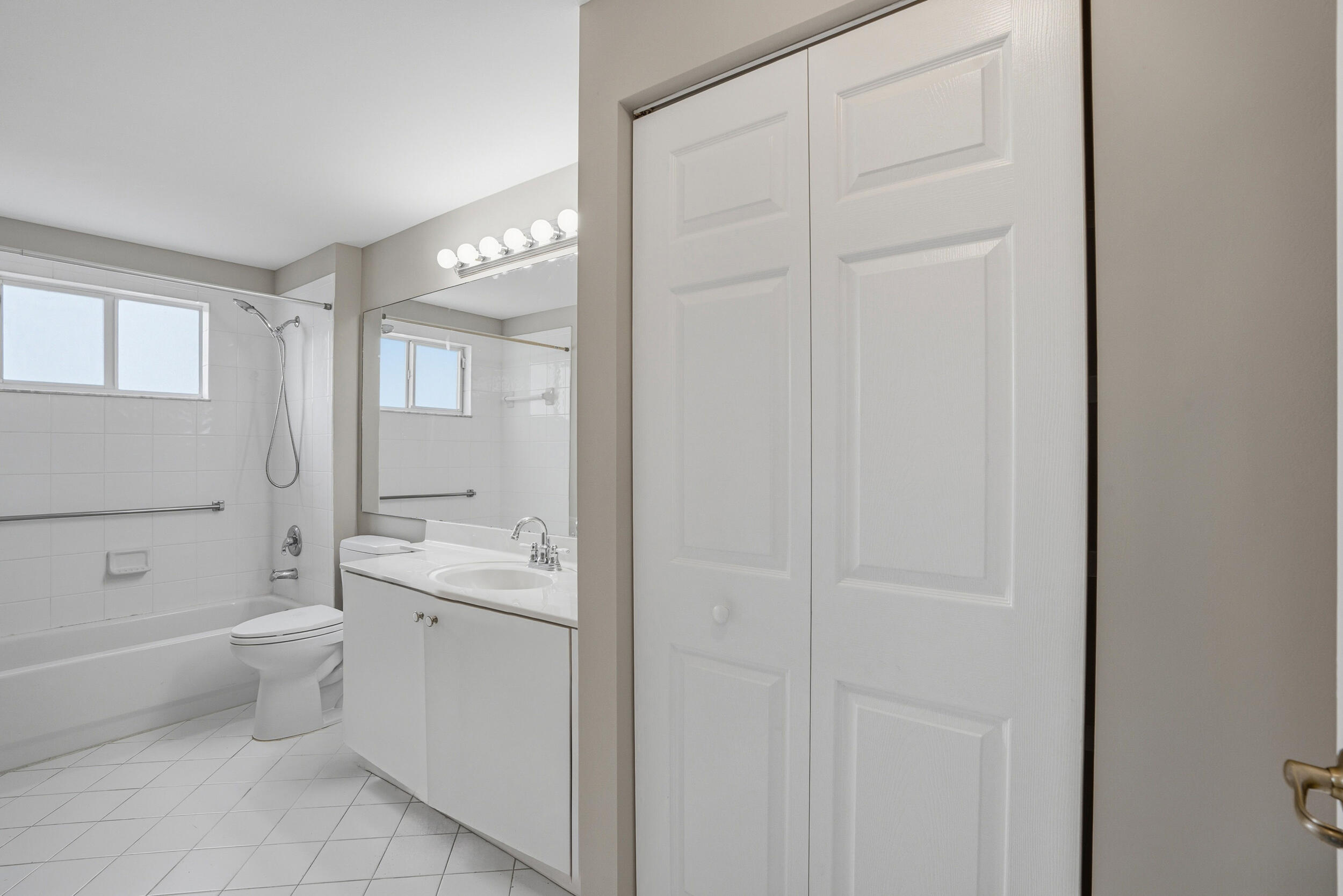 SOUTHAMPTON CONDOMINIUM - Residential